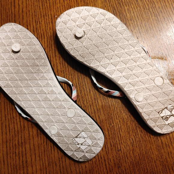 Size 9 Roxy flipflops - Picture 2 of 2